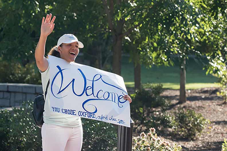 A student welcomes first-year students to orientation.