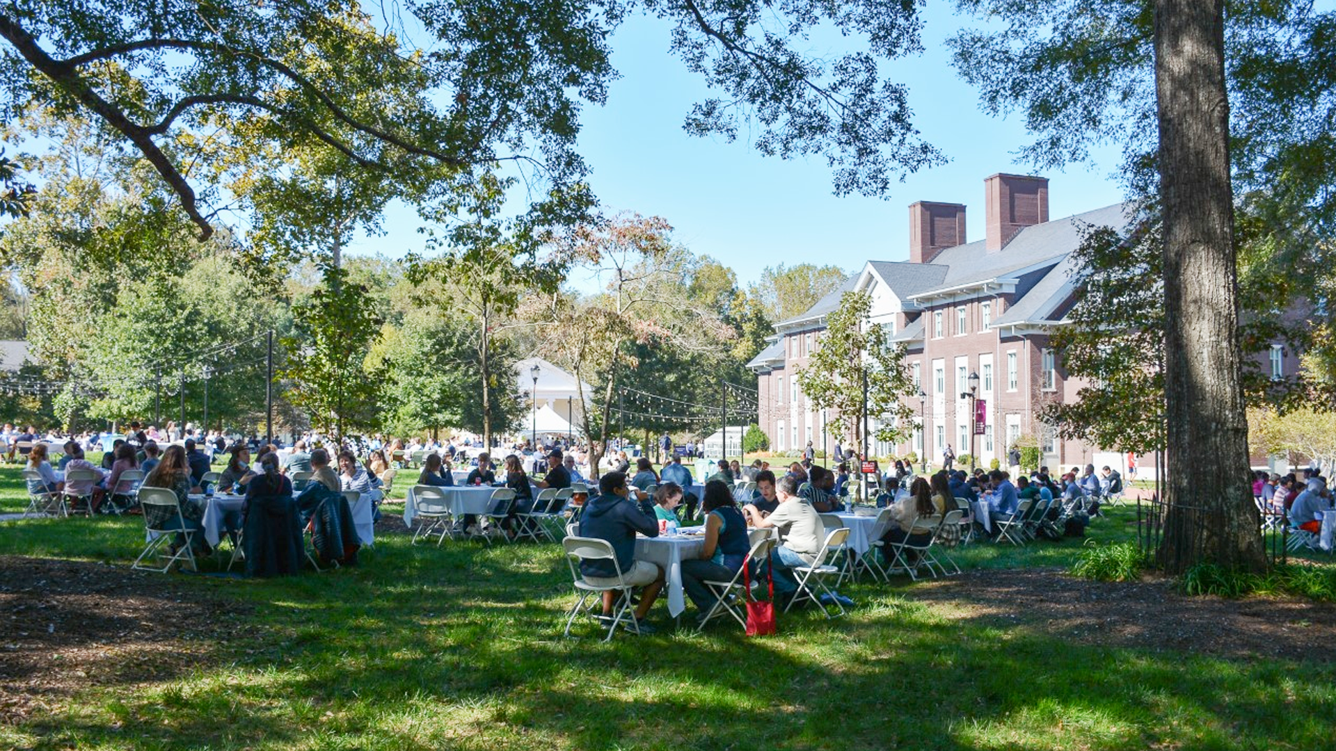 Family Weekend 2021 - families gathered on the quad.